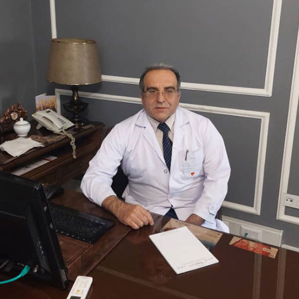 دکتر محمود افتخارزاده در اتاق ویزیت کلینیک آریتمی تهران